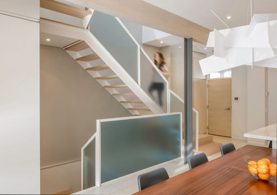Diseño de escaleras modernas de madera y vidrio