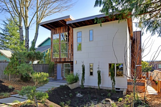 Fachada de casa moderna con materiales reciclados