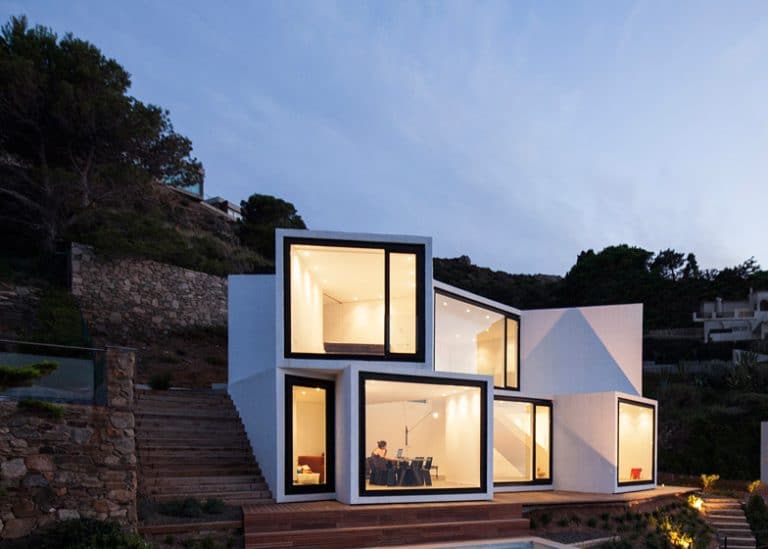 Diseño de casa de playa de dos pisos, moderna estructura de cubos orientados hacia las mejores visuales