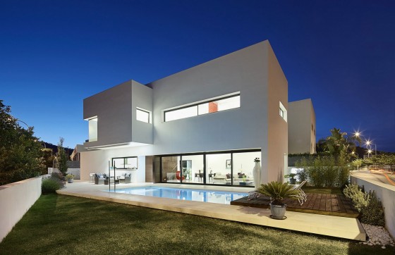 Diseño de casa moderna de dos pisos con piscina