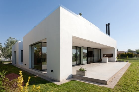Diseño de casa moderna con formas rectangulares