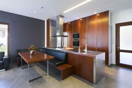 Diseño de cocina comedor moderna con muebles de madera
