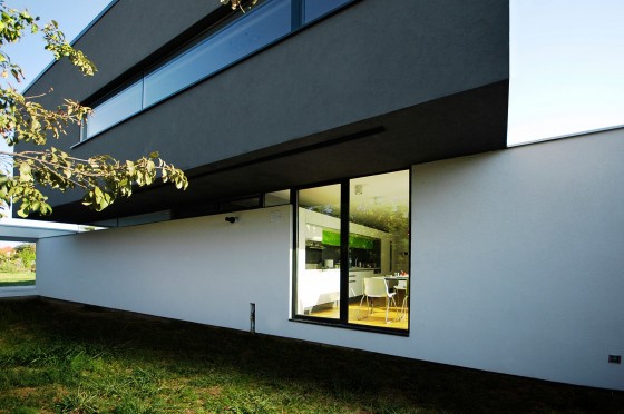Diseño de fachada de casa moderna de dos plantas