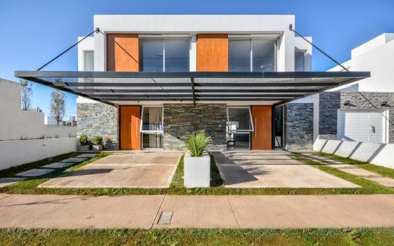 Diseño de fachada de casa moderna (ventanas abiertas)