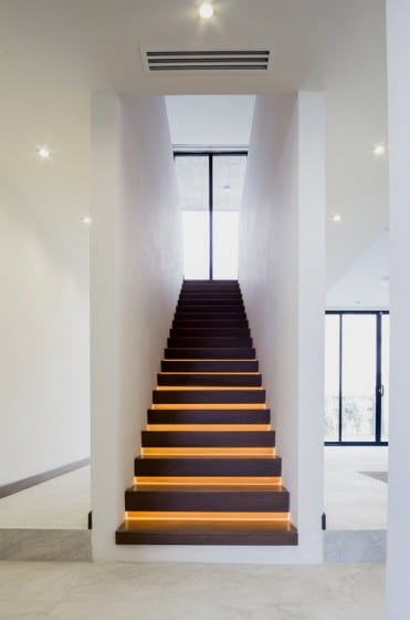 Diseño de modernas escaleras peldaños iluminados