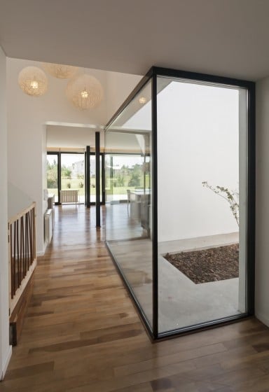 Diseño de pasadizo y tragaluz de casa de dos pisos moderna