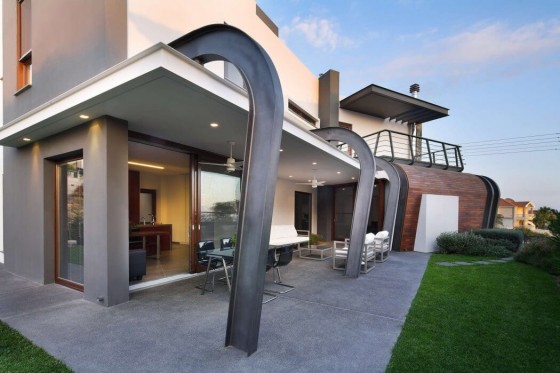Diseño de terraza moderna de casa de dos plantas