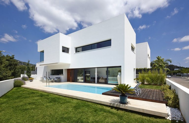 Diseño de casa de dos pisos con piscina, tiene una hermosa volumetría construida en hormigón