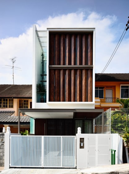 Fachada de casa moderna con persianas de madera que giran 001