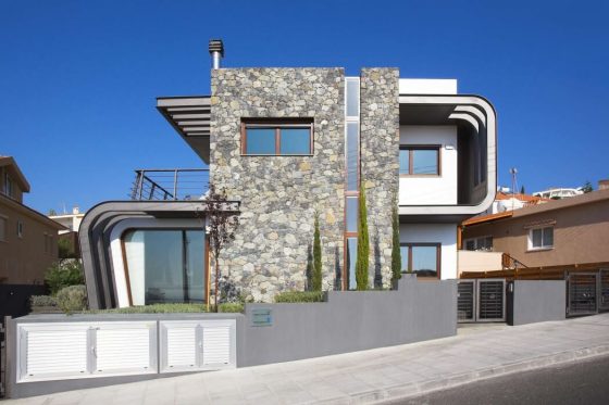 Fachada de casa moderna de dos pisos de forma semi ovalada