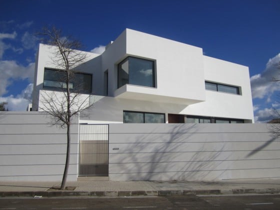 Fachada de casa moderna de dos plantas con cerco Fachada de casa moderna de dos plantas con cerco perimétrico