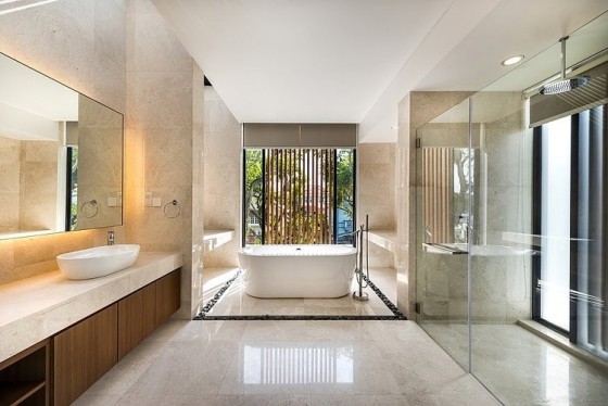 Diseño de cuarto de baño moderno con marmol