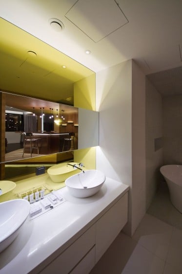Diseño de cuarto de baño moderno con trabajo de luz artificial
