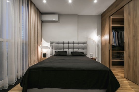 Diseño de dormitorio sencillo con walk in closet