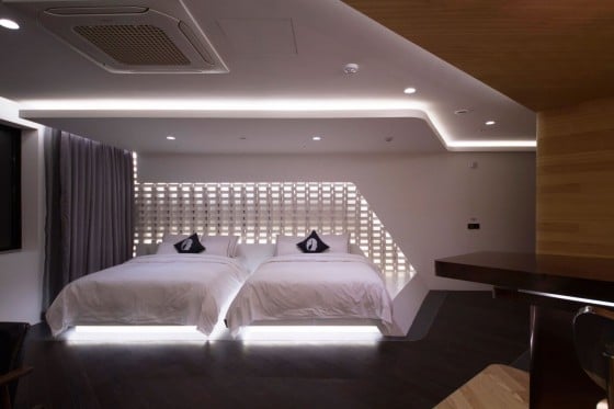 Diseño de dormitorio ultra moderno de departamento, techos retro iluminados