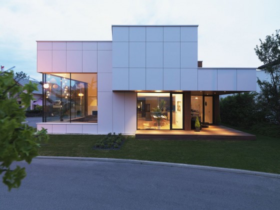 Diseño de fachada lateral de casa moderna de dos plantas
