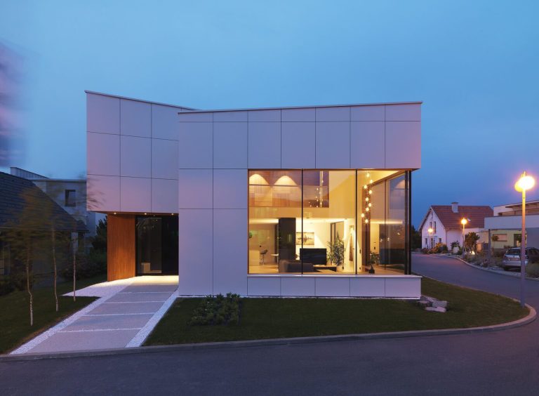 Planos de casa de dos plantas moderna, interesante propuesta con paneles en exteriores y estanterías al interior