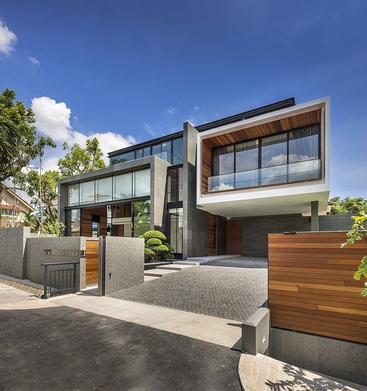 Diseño de casa moderna construida en terreno grande, estructura armoniza diferentes materiales de construcción