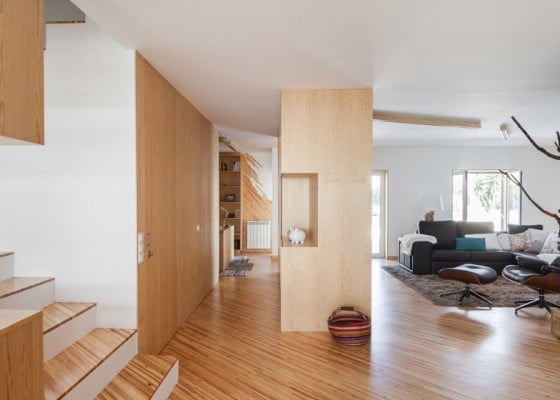 Vista de sala y pasadizo interiores de madera