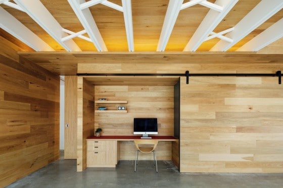 Diseño de cuarto de estudio oculto en paredes de madera