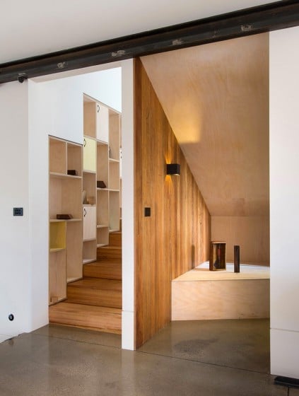 Diseño de escaleras de madera con estantes