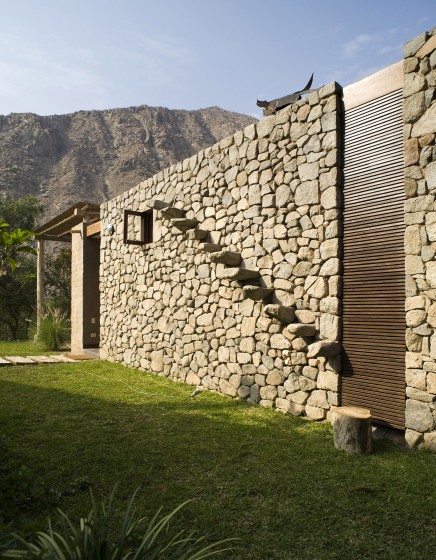 Gradas de piedra integrada a pared