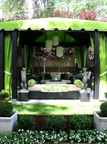 Modelo de toldo para terraza color verde con muebles modernos