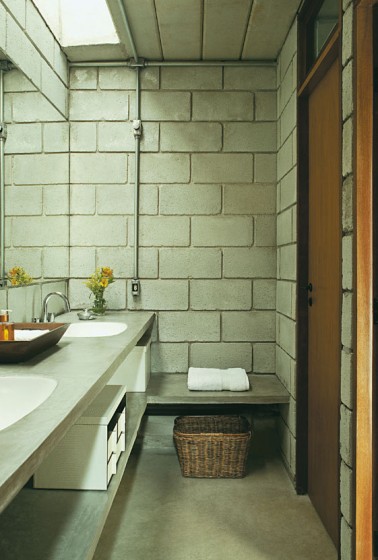 Diseño de cuarto de baño con bloques de hormigón