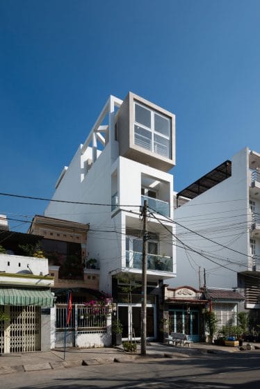 Fachada principal de la casa angosta cuatro pisos