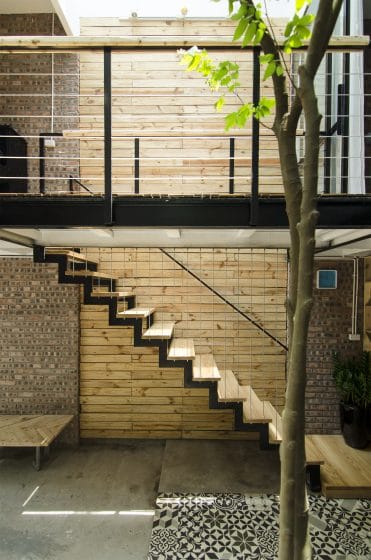 Diseño de escaleras de acero y peldaños de madera