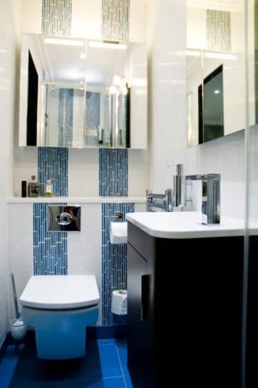 Cuarto de baño pequeño y moderno azul y negro