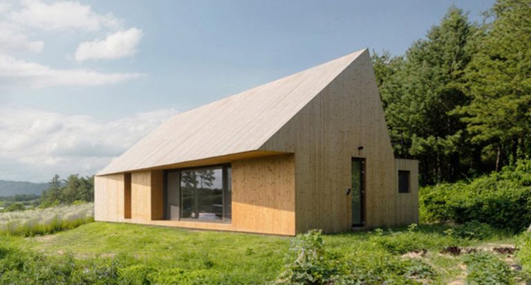 Diseño de casa de campo moderna construida con madera, techo a dos aguas con extremos diferentes
