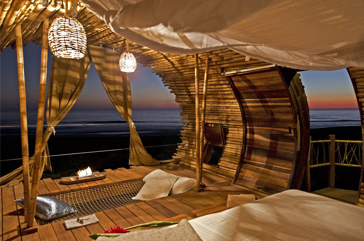 Diseño de cabaña de playa de bambú y madera
