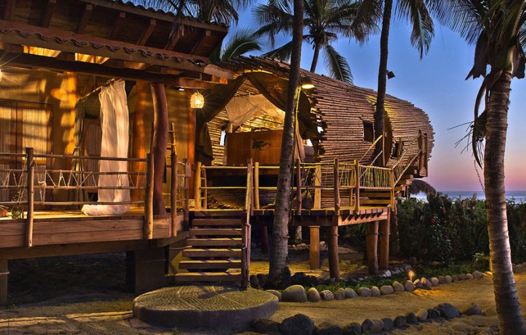 Diseño de cabaña de playa construida con bambú y madera,  construcción se integra al entorno natural