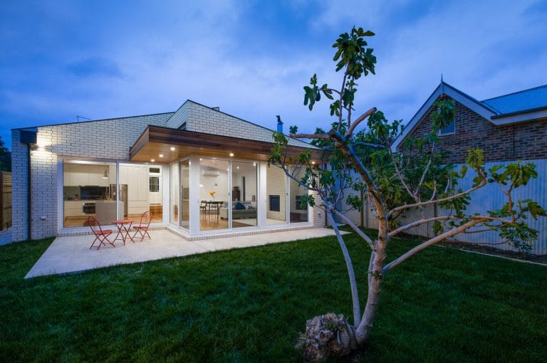 Diseño de casa moderna de un piso con hermosa fachada que combina ladrillo y madera