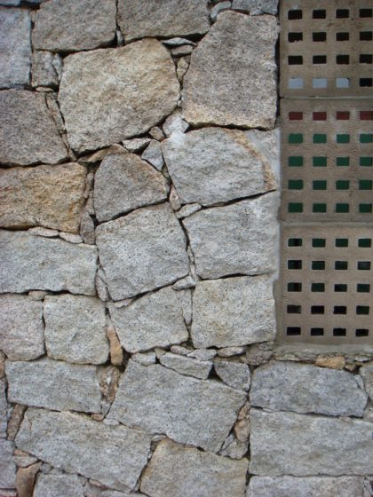 muro-de-piedra-rustico-con-baldosas-de-hormigon