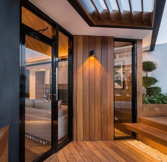 Detalles de madera en ingreso a terraza