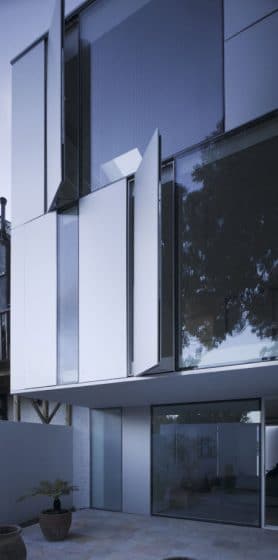 Ventanas batientes de aluminio de casa moderna