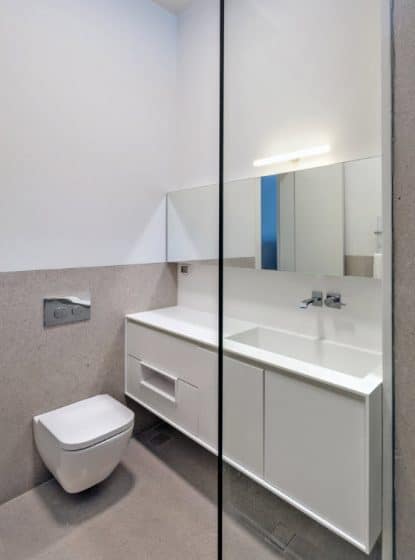 Diseño de cuarto de baño sencillo color blanco
