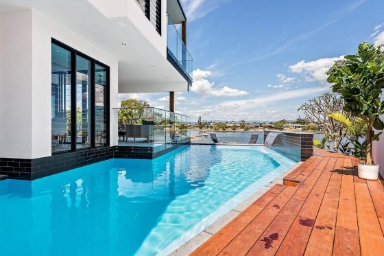 Casa moderna dos pisos con piscina