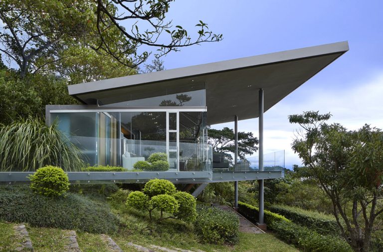 Diseño de pequeña casa de cristal y acero