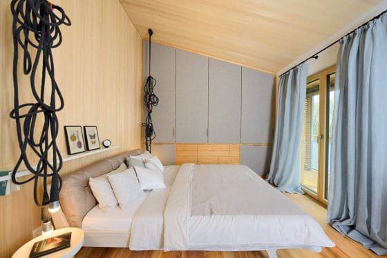 Diseño de dormitorio con paredes y techos de madera