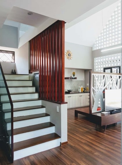 Diseño de escaleras junto a cocina