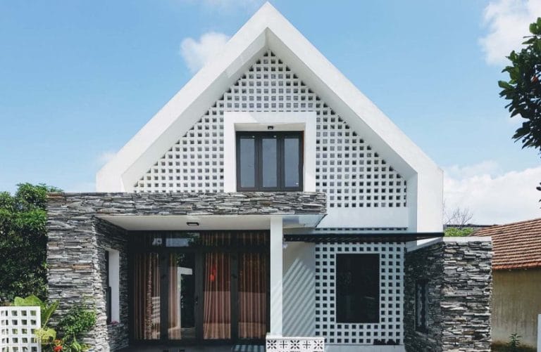 Diseño de pequeña casa de dos pisos moderna, armoniosa estructura con piedra y muros calados