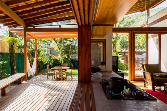 Diseño interior con techo inclinado madera