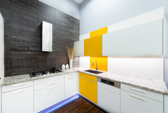 Diseño de cocina luminosa con contraste de colores
