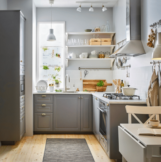 Pequeña y practica cocina en forma de L con estantes