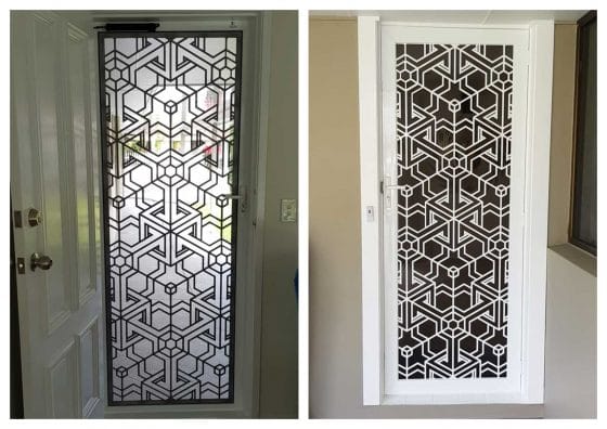 Modelo puerta con diseño de rejillas
