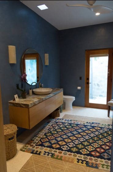 Diseño de baño moderno con paredes lisas de color