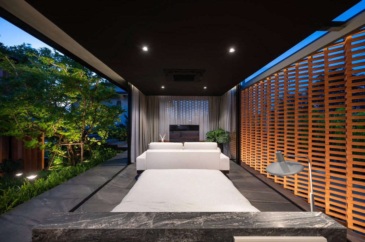 Doğal havalandırmalı yatak odası tasarımı, pencerelerin önünde ahşap kafesler